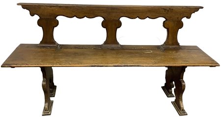 Panca in legno di noce con spalliera e seduta pieghevole, XVII secolo....