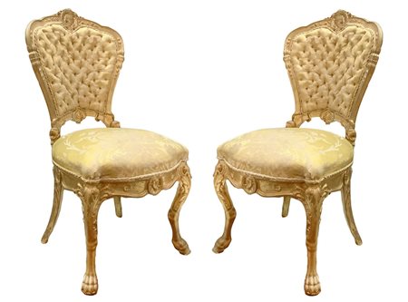 Coppia di sedie dorate a foglia, XVIII Secolo. H cm 99. Tarli