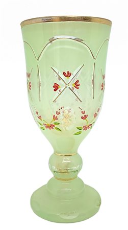 Bicchiere in vetro di Murano colore verde con decorazione floreale e perfili...