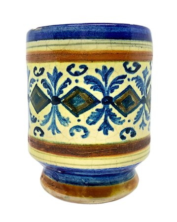 Piccolo vaso in maiolica, con decorazione a rombi nei colori del blu su fondo...
