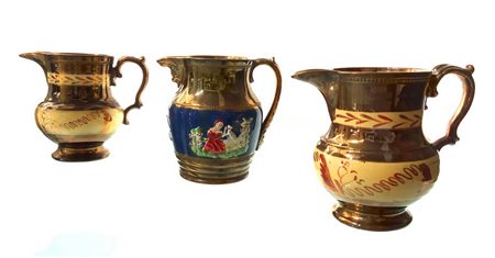 3 boccali in ceramica smaltata e dorata. XX secolo. H cm 15, bocca cm 9.