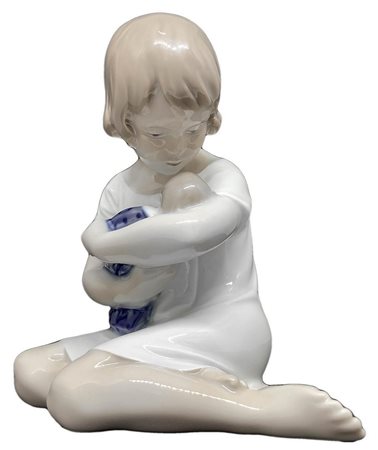 Statuina raffigurante bambina seduta con bambola, Manifattura Royal...