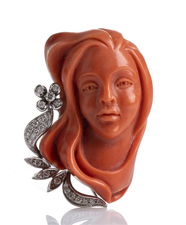 Spilla pendente con scultura in corallo Cerasuolo - Manifattura Guarracino, Torre del Greco   