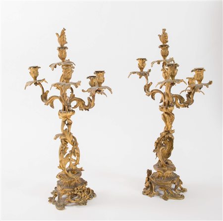 Coppia di candelabri in bronzo dorato. Francia, metà del XIX secolo....