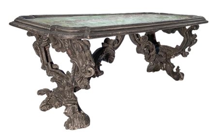 Antico tavolo basso, sagomato agli angoli con gambe barocche del XVIII...
