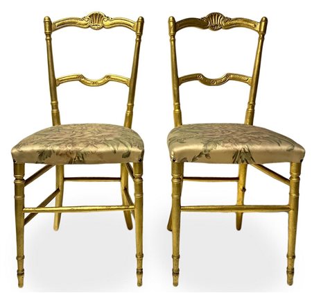 Coppia di sedie chiavarine in legno dorato, fine XIX secolo. Seduta in stoffa...