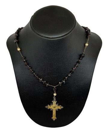Coroncina da rosario in oro 9K e granati, croce in filigrana oro 9 K. Totali...