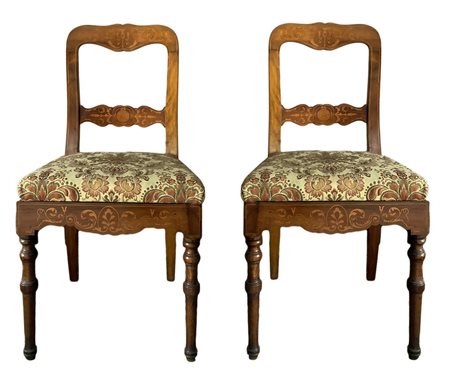Due sedie Biedermeier intarsiate, in legno chiaro H cm 88. Seduta H cm 46....