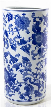 Portaombrelli fondo bianco con decori floreali blu. Cina, XX secolo H Cm 46