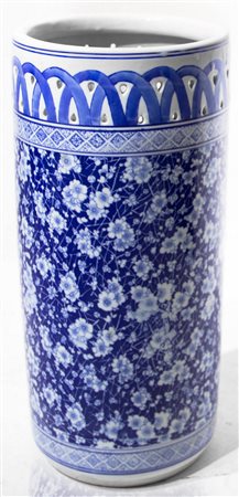 Portaombrelli fondo bianco con decori floreali blu. Cina, XX secolo H Cm 46