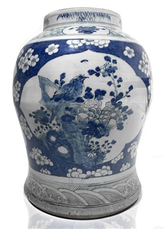 Vaso cinese con decori floreali ed uccelli in bianco e azzurro. H Cm 47, base...