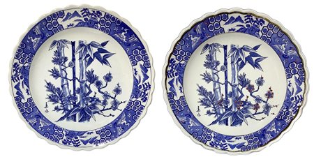Coppia di piatti, Cina, XX secolo. Con decori blu raffiguranti bamboo e...