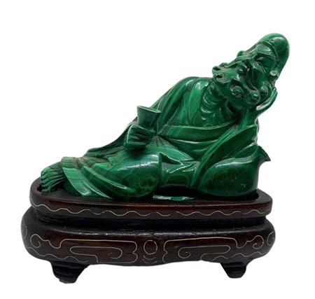 Statuetta in malachite di colore verde chiaro raffigurante Dio Jurojin (Dio...