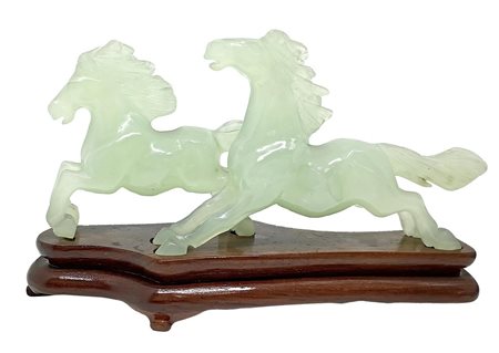 Coppia di cavalli in giada verde chiaro con base in legno, Cina, XX secolo. H...