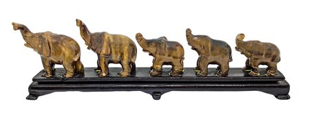 Gruppo di n. 5 elefanti in pietra corniola, XX secolo. H cm 6, lunghezza cm...