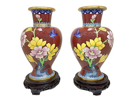 Coppia di vasi in metallo con decorazione floreale, XX secolo. Con base in...