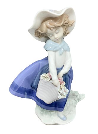 Statuetta in porcellana raffigurante bambina con cesto di fiori, LladrÃ³. H...