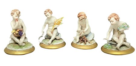 Gruppo di quattro statuette raffiguranti le 4 stagioni, in porcellana di...
