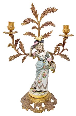 Portacandele in ottone con statuetta in porcellana di Capodimonte...