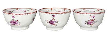 Tre ciotoline in porcellana cinese decorazioni floreali. H cm 4,5. Bocca cm...