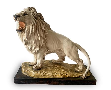 Guido Cacciapuoti, statua raffigurante leone, in ceramica maiolicata nei toni...