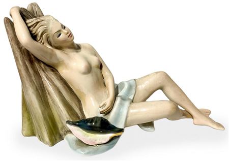 Scultura in terraglia raffigurante nudo di donna con conchiglia, Creazione...