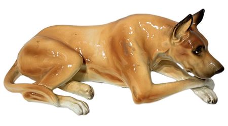 Scultura in terraglia raffigurante cane Alano. H cm 8X 20.
