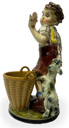 Scultura in terraglia raffigurante bambino con cane e cesto, inizi XX...
