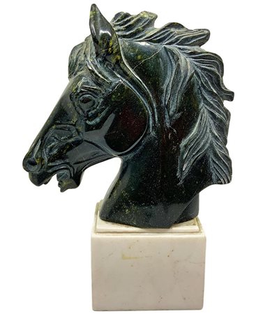 Testa di cavallo con base in marmo. H cm 21
