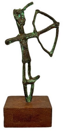 Scultura in bronzo battuto raffigurante guerriero con arco. H cm 25 con base...