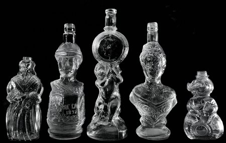 Gruppo di n. 5 bottiglie in vetro e cristallo, XX secolo. Vari formati e...
