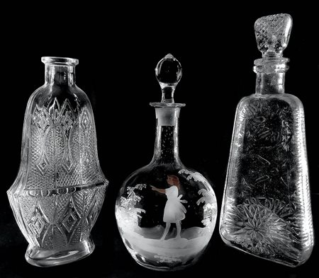 Gruppo di n. 3 bottiglie in vetro e cristallo, XX secolo. Vari formati e...