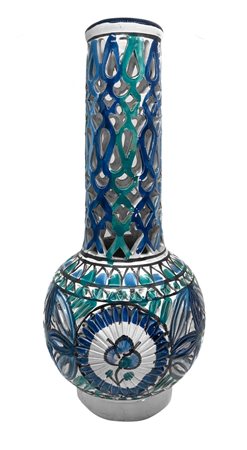 Vaso in maiolica con decori blu e verde. Collo traforato, Tunisia. Cm 31