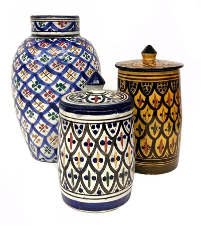 Gruppo di tre vasi, Tunisia. Due vasi con coperchio, H cm 15 e cm 20. Un vaso...