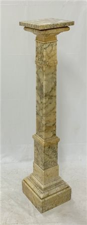 Colonna portavaso in alabastro su base quadrata (h cm 116) (lievi difetti)