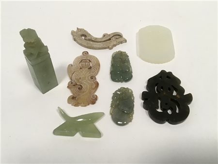 Lotto composto da otto oggetti in giada e altri materiali.
Cina, secolo XX
(h.