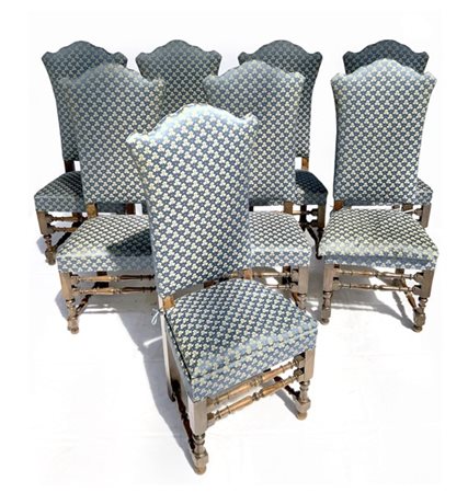 Gruppo di otto antiche sedie con schienali di forma sagomata, gambe a rocchetto
