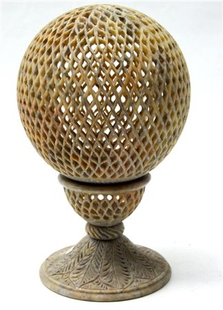 Portalume di forma sferica in alabastro traforata (h cm 25)