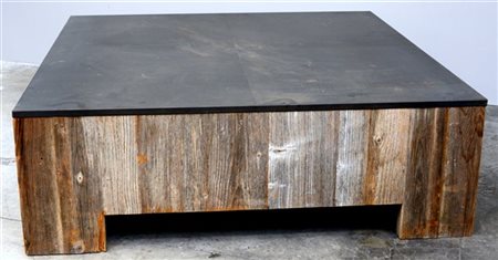 Tavolo da salotto con struttura in legno e piano in metallo (cm 135x45x135) (li