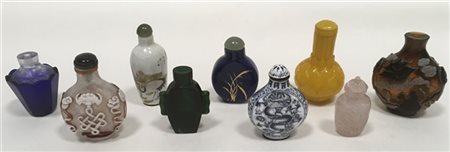 Lotto di nove snuff bottles di materiali e forme diverse (difetti)
secolo XIX/X