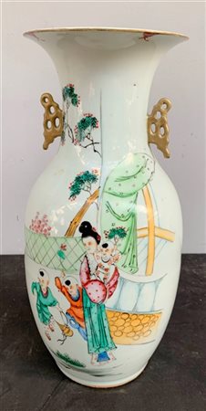 Vaso biansato decorato in policromia a figure.
Cina, secolo XX
(h.42,5 cm)(dife