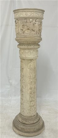 Colonna portavaso in gesso con decoro a candelabra e girotondo di amorini (h cm