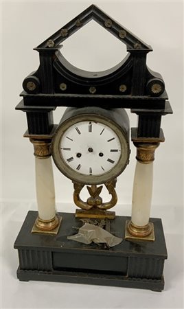 Anonimo
Orologio a portico con cassa in legno ebanizzato e alabastro.
Austria e