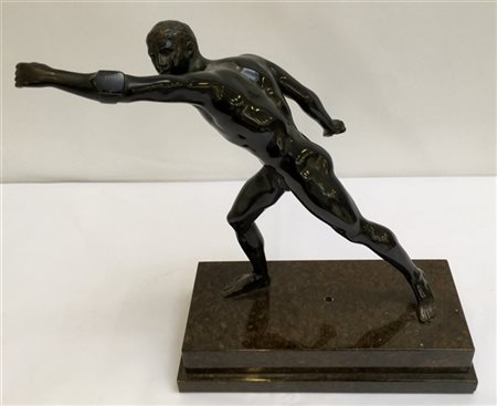 Scultura in bronzo raffigurante atleta su base in marmo (h. tot. cm 38) (mancan