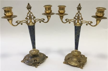 Coppia di candelabri a due fiamme con base in argento dorato e decorato a rocai