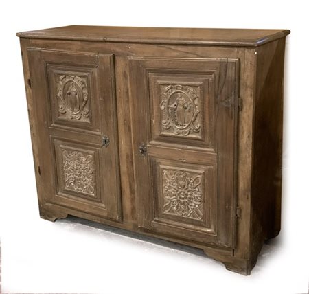 Credenza in legno a due ante riquadrate e decorate da pannelli intagliati a fig