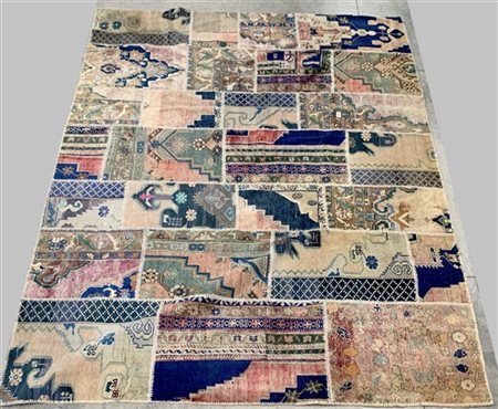 Tappeto Patchwork composto da vari frammenti di tappeti d’epoca assemblati. (cm