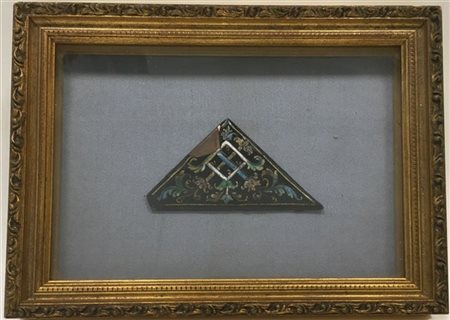 Antico fregio triangolare in rame smaltato a motivi fogliacei (cm 12,5x7) in co