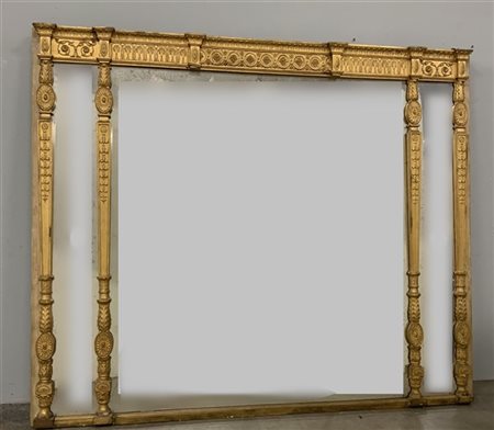 Caminiera con cornice decorata da lesene in legno e pastiglia intagliato e dora