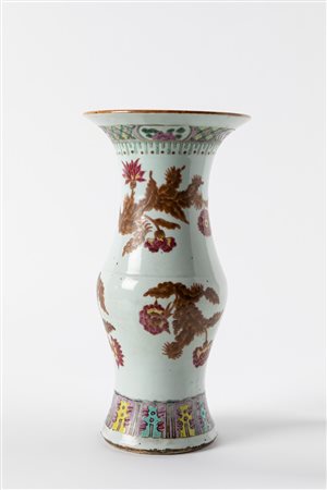 Vaso a balaustro in porcellana policroma con motivi floreali, Cina periodo Qing, fine secolo XIX